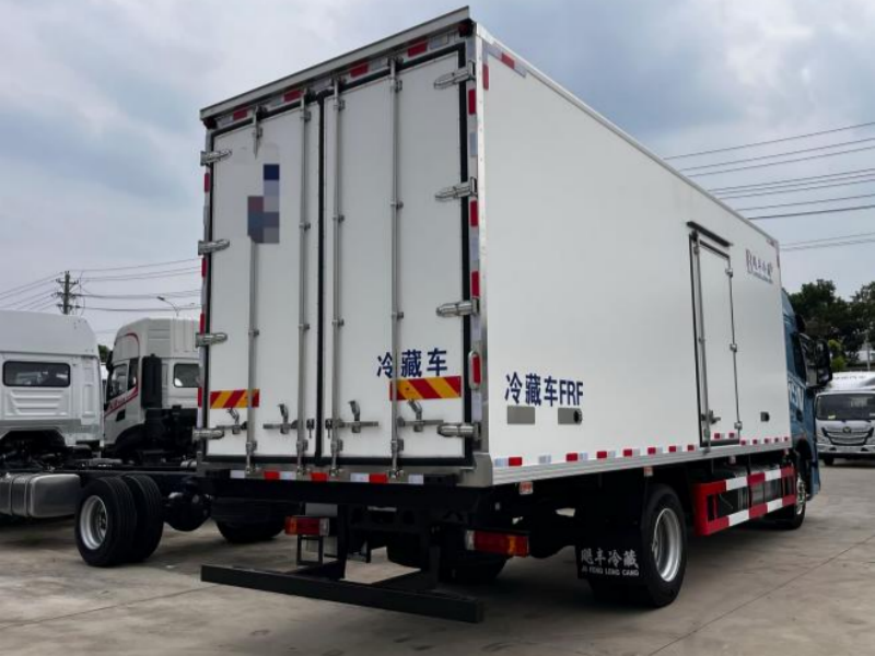 Chenglong Refrigerated truck
